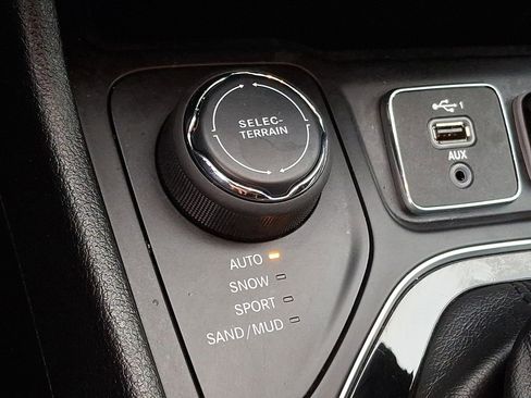 Used 2019 Jeep Cherokee Limited image 17