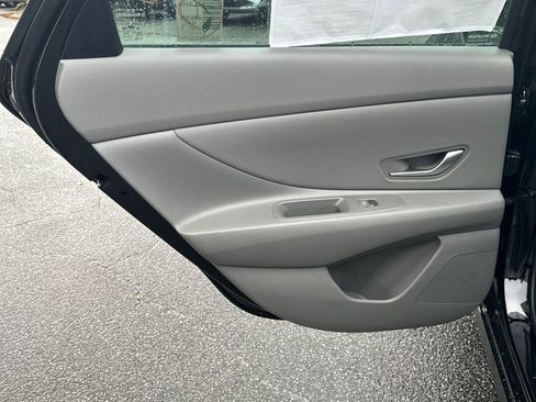 Used 2025 Hyundai Elantra SEL FWD image 21