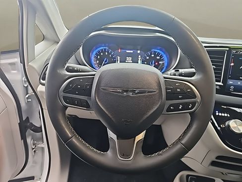 Used 2024 Chrysler Pacifica Touring-L FWD image 15