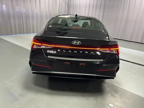 Used 2024 Hyundai Elantra SEL w/ Convenience Package FWD image 6