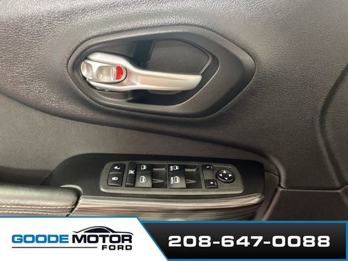 Used 2015 Jeep Cherokee Latitude w/ Cold Weather Group image 9