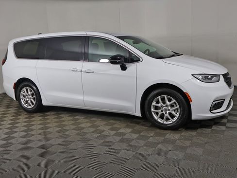 Used 2025 Chrysler Pacifica Select image 20