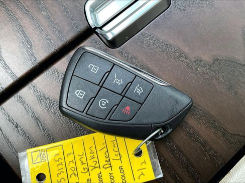 Used 2023 GMC Yukon Denali w/ Advanced Technology Package image 15