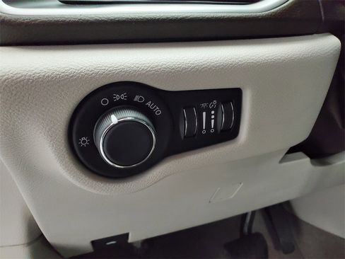 Used 2017 Chrysler Pacifica Touring image 10