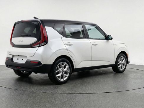 Used 2025 Kia Soul LX w/ LX Technology Package FWD image 9