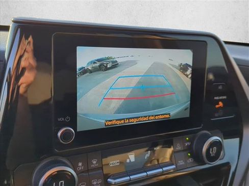 Used 2023 Toyota Highlander LE FWD image 19