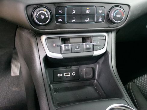 Used 2024 GMC Terrain SLE FWD image 19