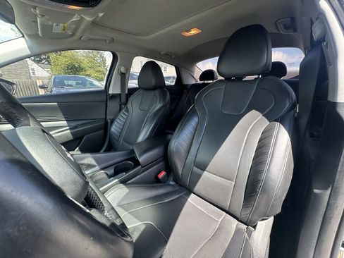 Used 2022 Hyundai Elantra Limited FWD image 2