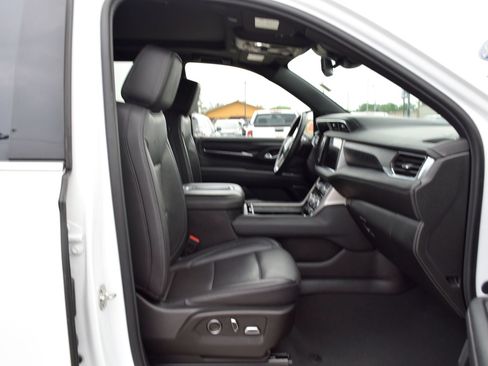 Used 2024 GMC Yukon XL Denali RWD image 25