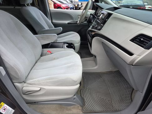 Used 2012 Toyota Sienna LE w/ Preferred Pkg FWD image 15