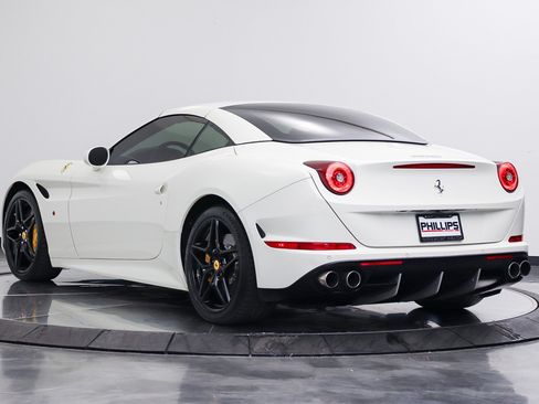 Used 2017 Ferrari California T RWD image 4