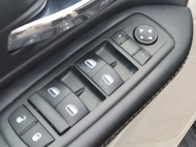Used 2014 Chrysler Town & Country Touring FWD image 20