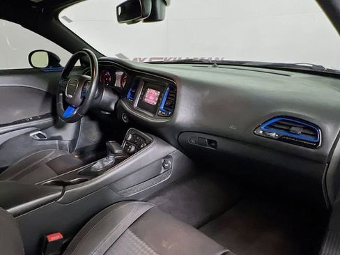 Used 2016 Dodge Challenger SXT image 33