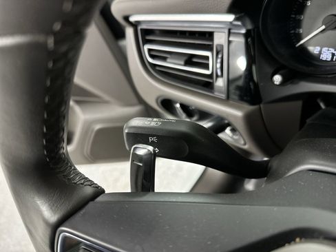 Used 2023 Porsche Macan Base image 14