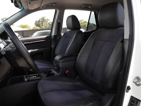 Used 2010 Hyundai Santa Fe SE FWD image 9