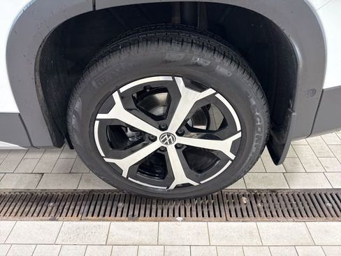 Certified 2025 Volkswagen Tiguan SE w/ Panoramic Sunroof Package image 33