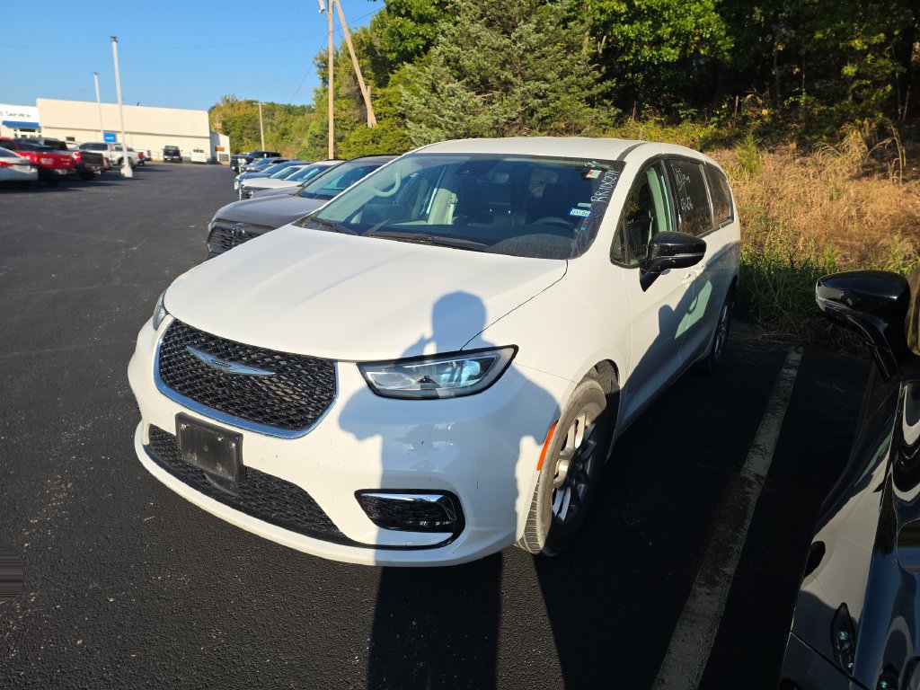 Used 2024 Chrysler Pacifica Touring-L FWD image 3