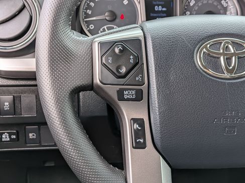 Used 2020 Toyota Tacoma SR5 AWD/4WD image 32
