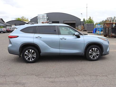 Used 2023 Toyota Highlander XLE image 4