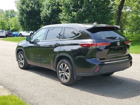Used 2022 Toyota Highlander XLE AWD/4WD image 3