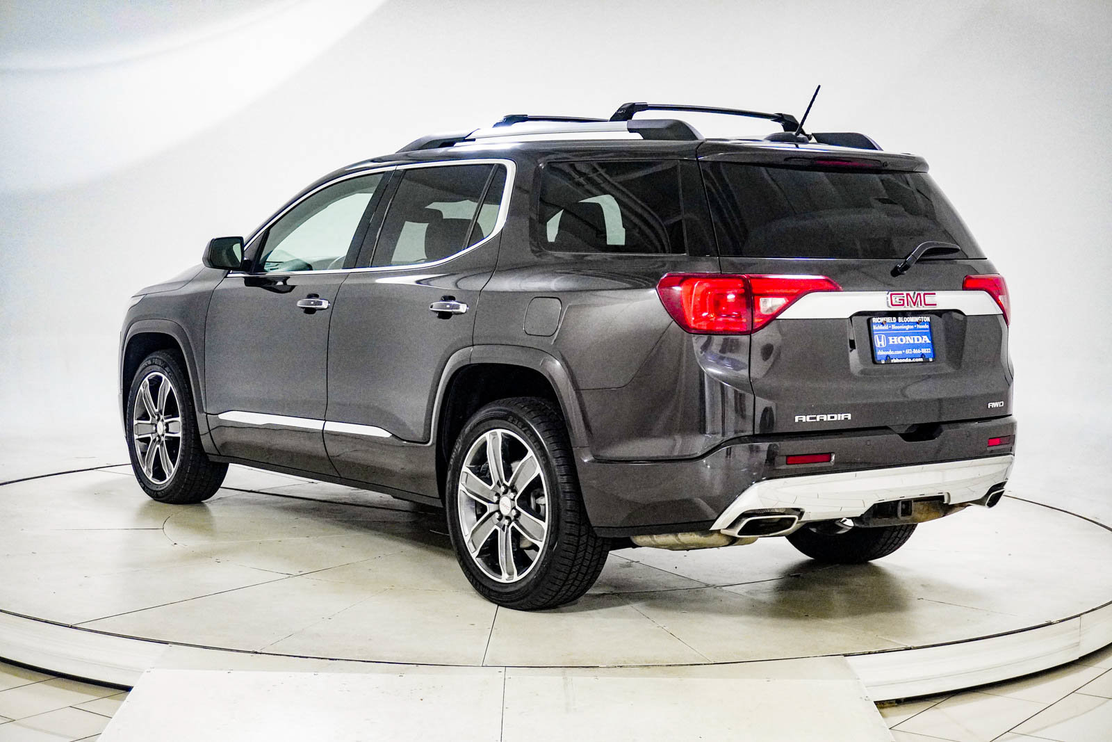 Used 2017 GMC Acadia Denali w/ Technology Package AWD/4WD image 5