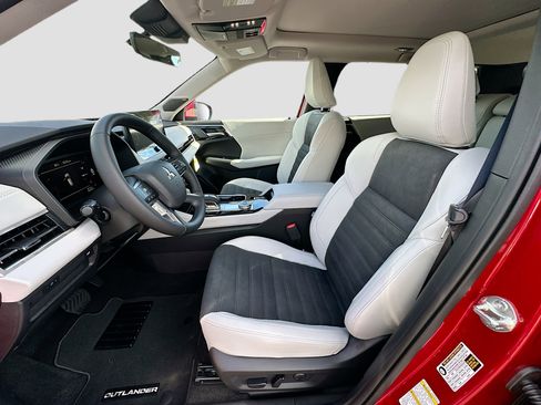 New 2025 Mitsubishi Outlander SE image 15