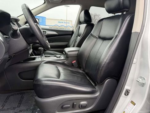 Used 2019 Nissan Pathfinder SL image 12