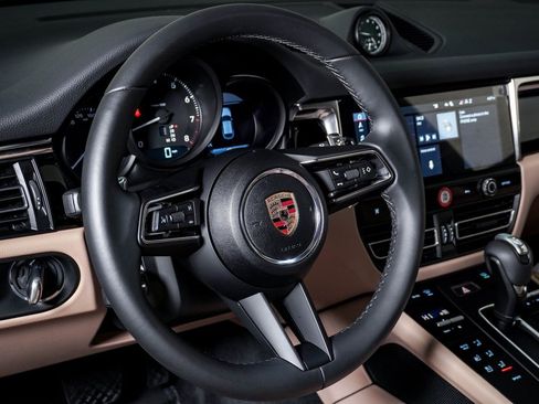Certified 2025 Porsche Macan image 18