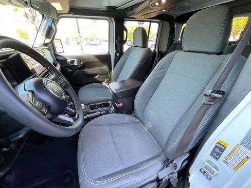 Used 2025 Jeep Gladiator Sport AWD/4WD image 21