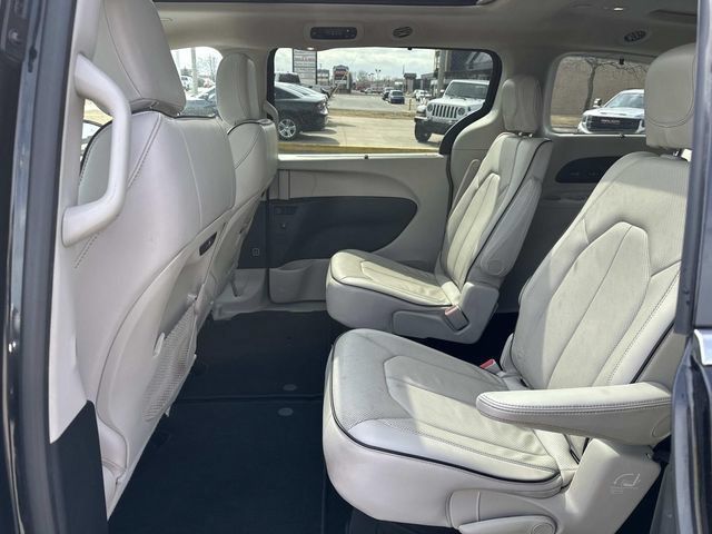 Used 2021 Chrysler Pacifica Limited AWD/4WD image 12