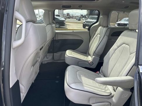 Used 2021 Chrysler Pacifica Limited AWD/4WD image 12
