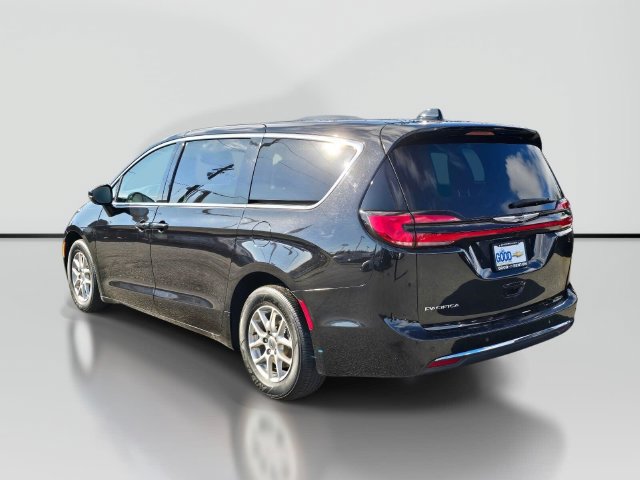 Used 2024 Chrysler Pacifica Touring-L FWD image 3