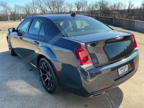 Used 2018 Chrysler 300 S w/ 300S Premium Group image 4