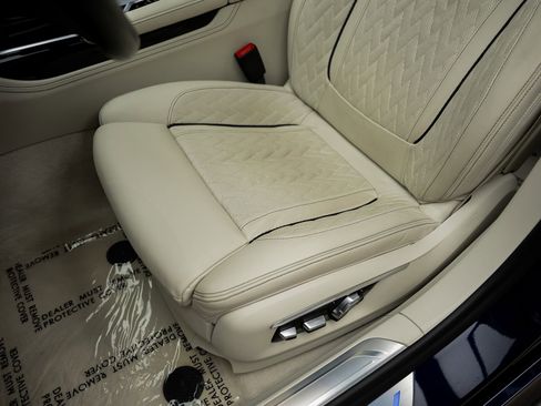 Used 2022 BMW ALPINA B7 xDrive AWD/4WD image 36