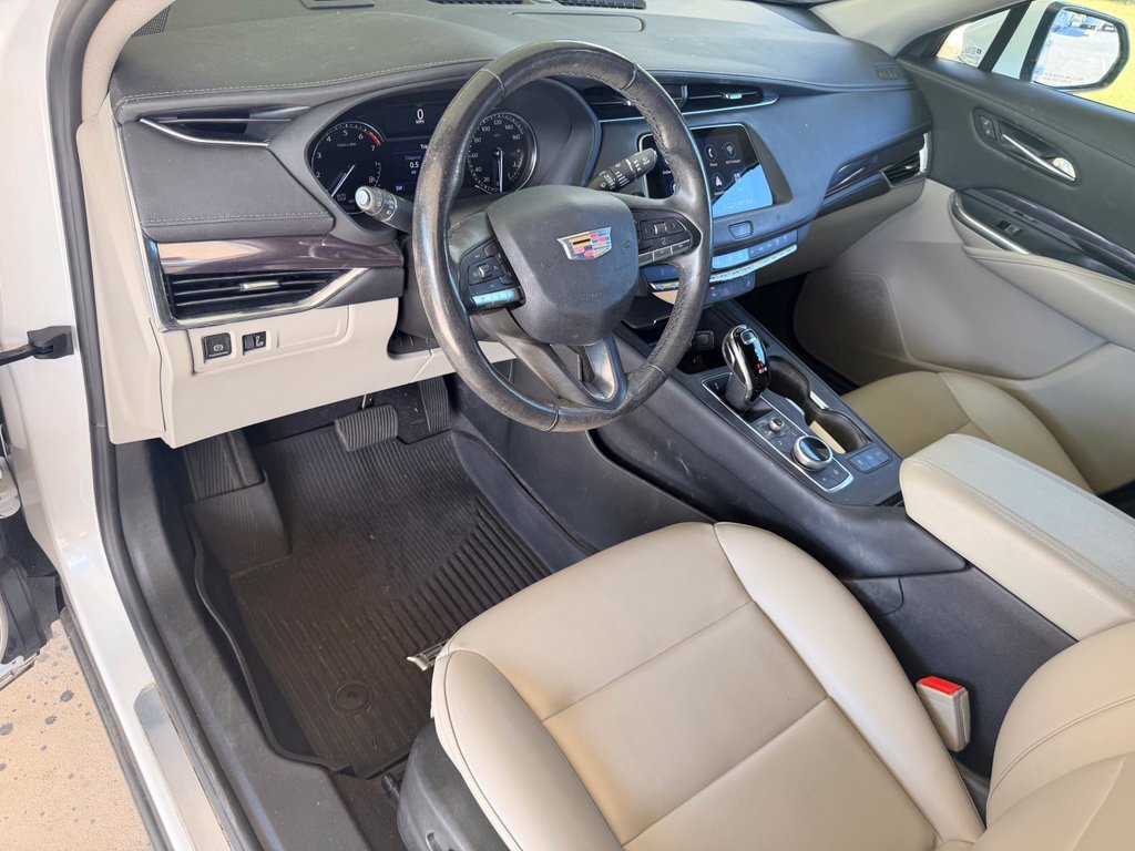 Used 2021 Cadillac XT4 Luxury w/ Cold Weather Package FWD image 11