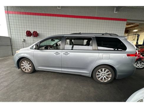 Used 2011 Toyota Sienna Limited w/ Premium Pkg FWD image 5