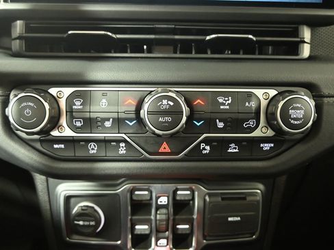 Used 2024 Jeep Wrangler Unlimited Rubicon w/ Dual Top Group AWD/4WD image 29