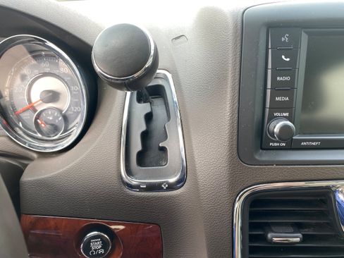 Used 2013 Chrysler Town & Country Touring-L w/ Driver Convenience Group FWD image 14