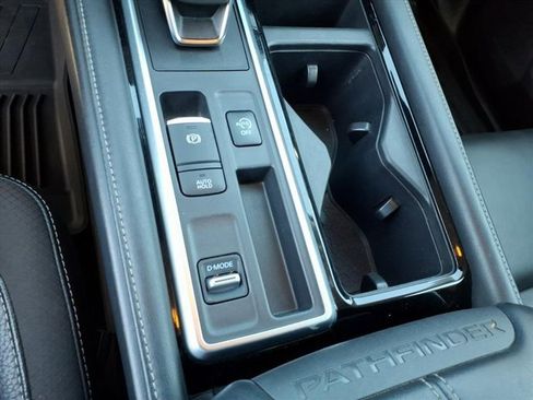 Used 2022 Nissan Pathfinder SL image 14