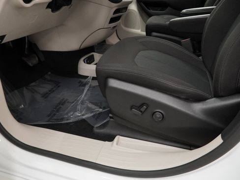 Used 2023 Chrysler Voyager LX image 36