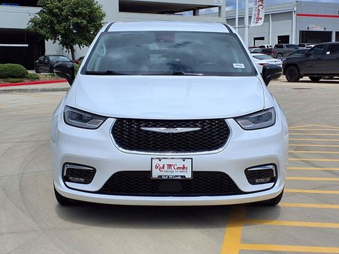 Used 2024 Chrysler Pacifica Touring-L FWD image 2