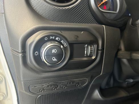 Used 2025 Jeep Gladiator Mojave w/ Convenience Group AWD/4WD image 18