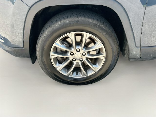 Used 2019 Jeep Cherokee Latitude Plus w/ Trailer Tow Group AWD/4WD image 30