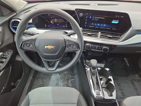 Used 2025 Chevrolet Trax LT FWD image 18