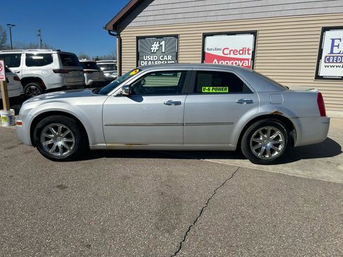 Used 2010 Chrysler 300 Touring image 8