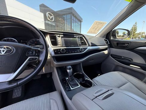 Used 2018 Toyota Highlander Plus w/ Preferred Accessory Package AWD/4WD image 25