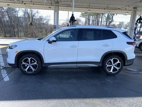 Certified 2025 Volkswagen Tiguan SE image 2