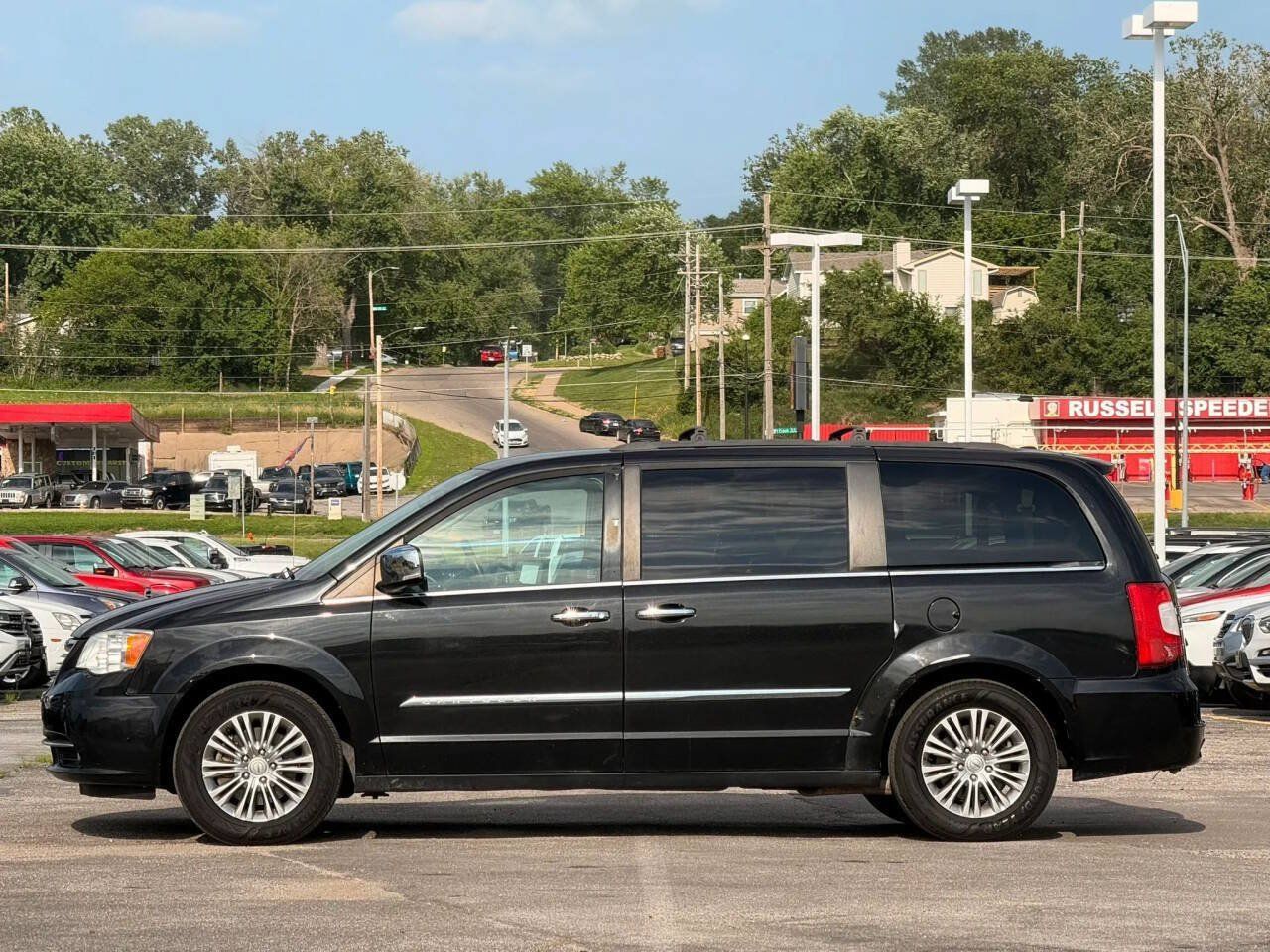 Used 2015 Chrysler Town & Country Touring-L w/ Driver Convenience Group FWD image 5