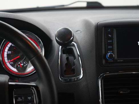 Used 2019 Dodge Grand Caravan SXT w/ Rear Park Assist Package FWD image 18