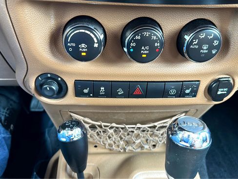 Used 2014 Jeep Wrangler Unlimited Rubicon w/ Connectivity Group image 13